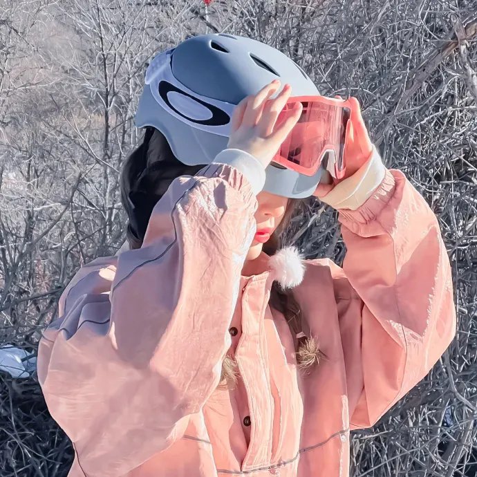 出墙红杏两家春